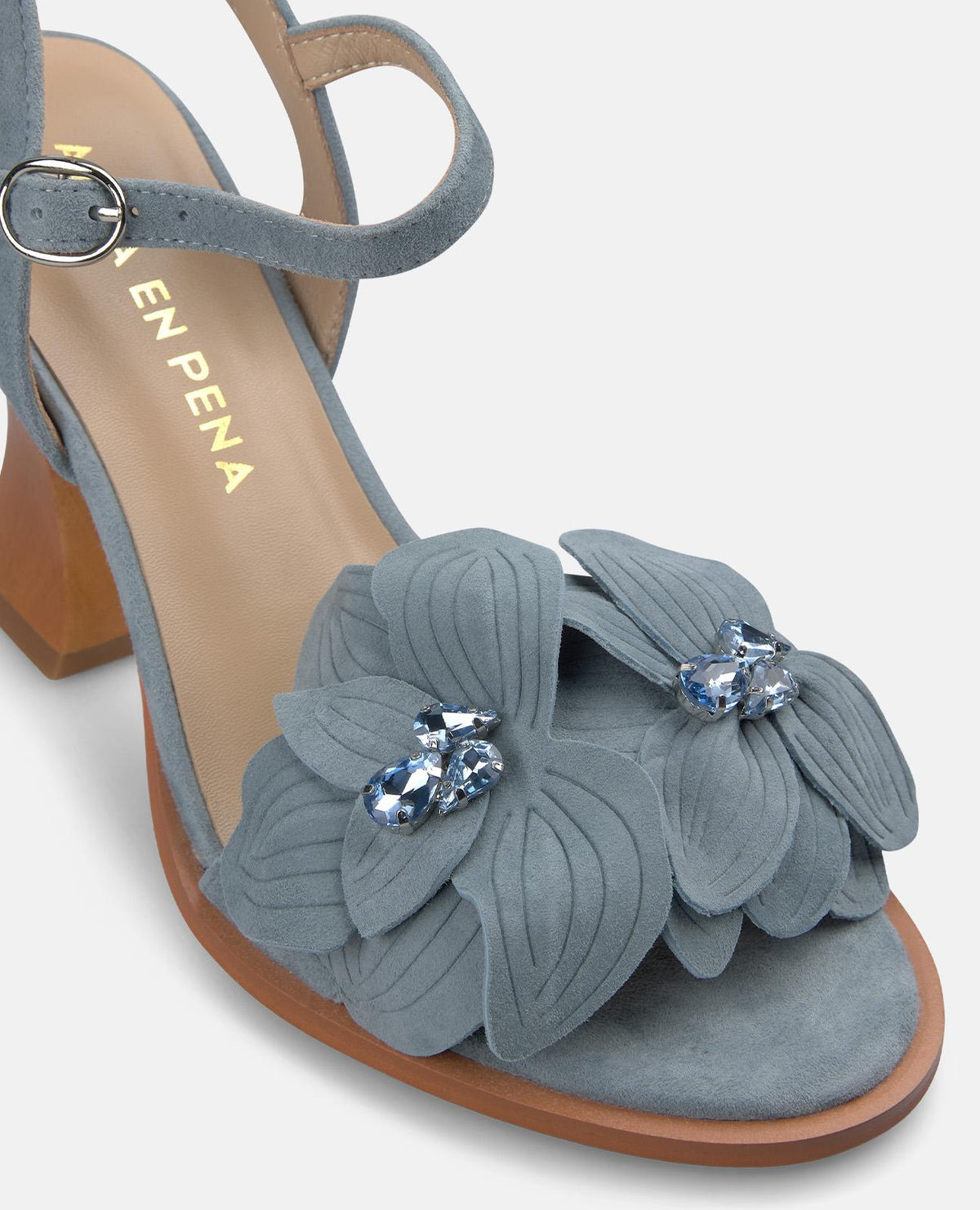 SANDALIA DETALLE FLOR CON TACON DE MADERA