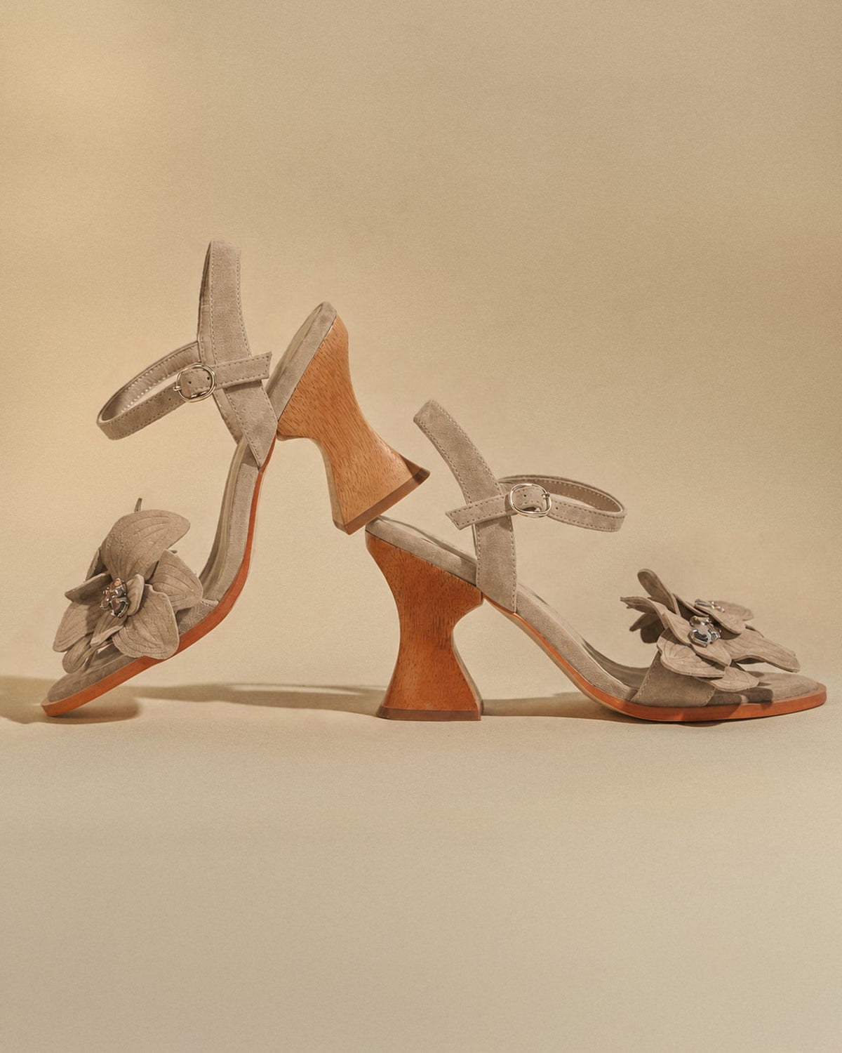 SANDALIA DETALLE FLOR CON TACON DE MADERA