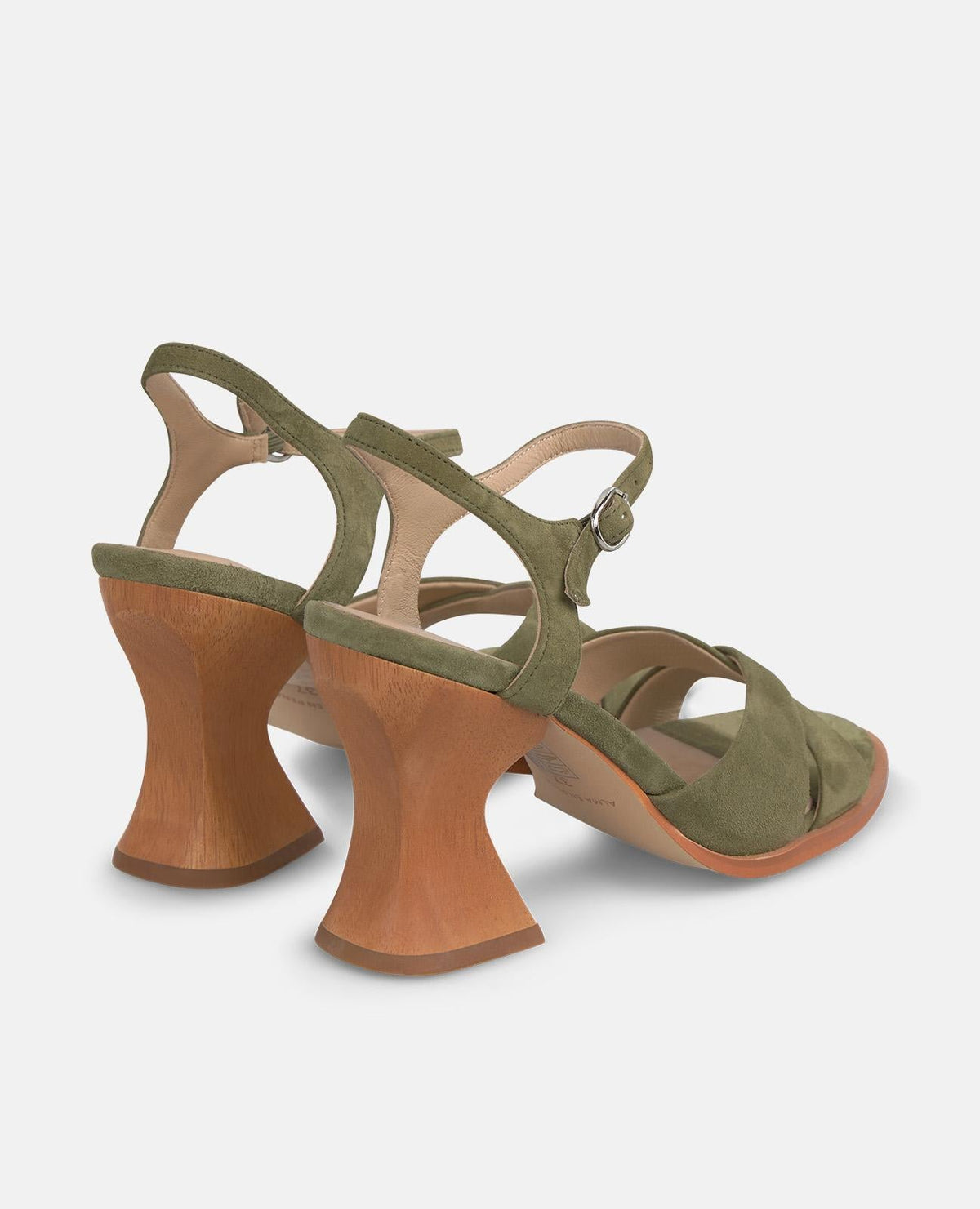 SANDALIA CON TACON DE MADERA