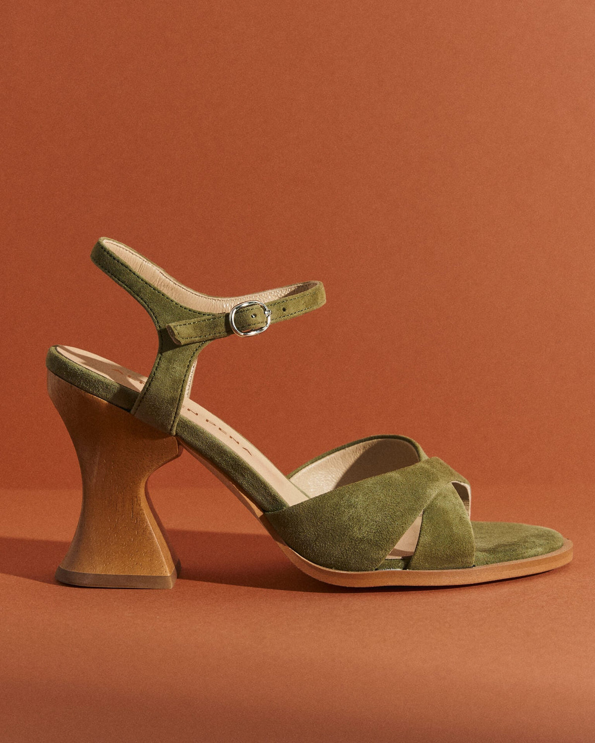 SANDALIA CON TACON DE MADERA